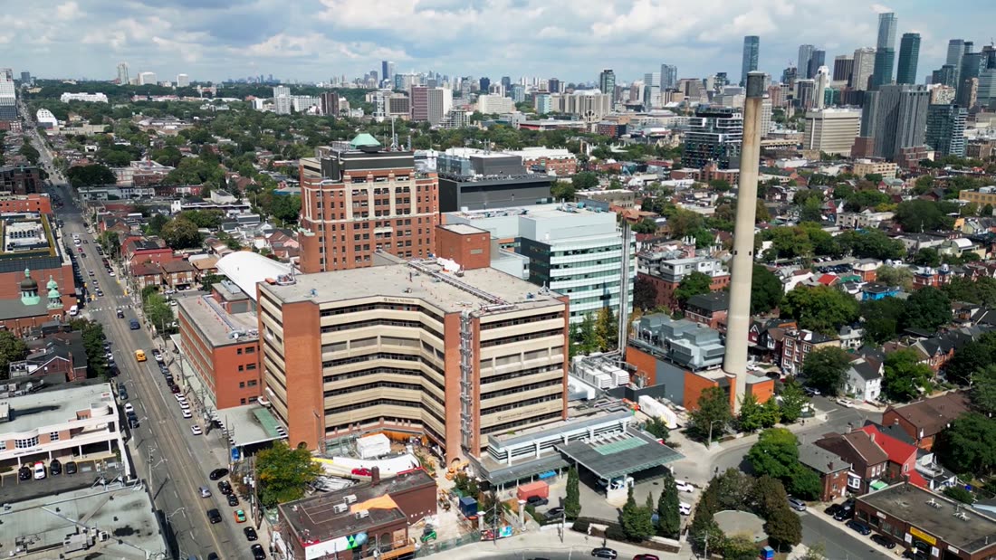 Luftaufnahme von Toronto mit der Skyline im Hintergrund und einem Krankenhauskomplex im Vordergrund