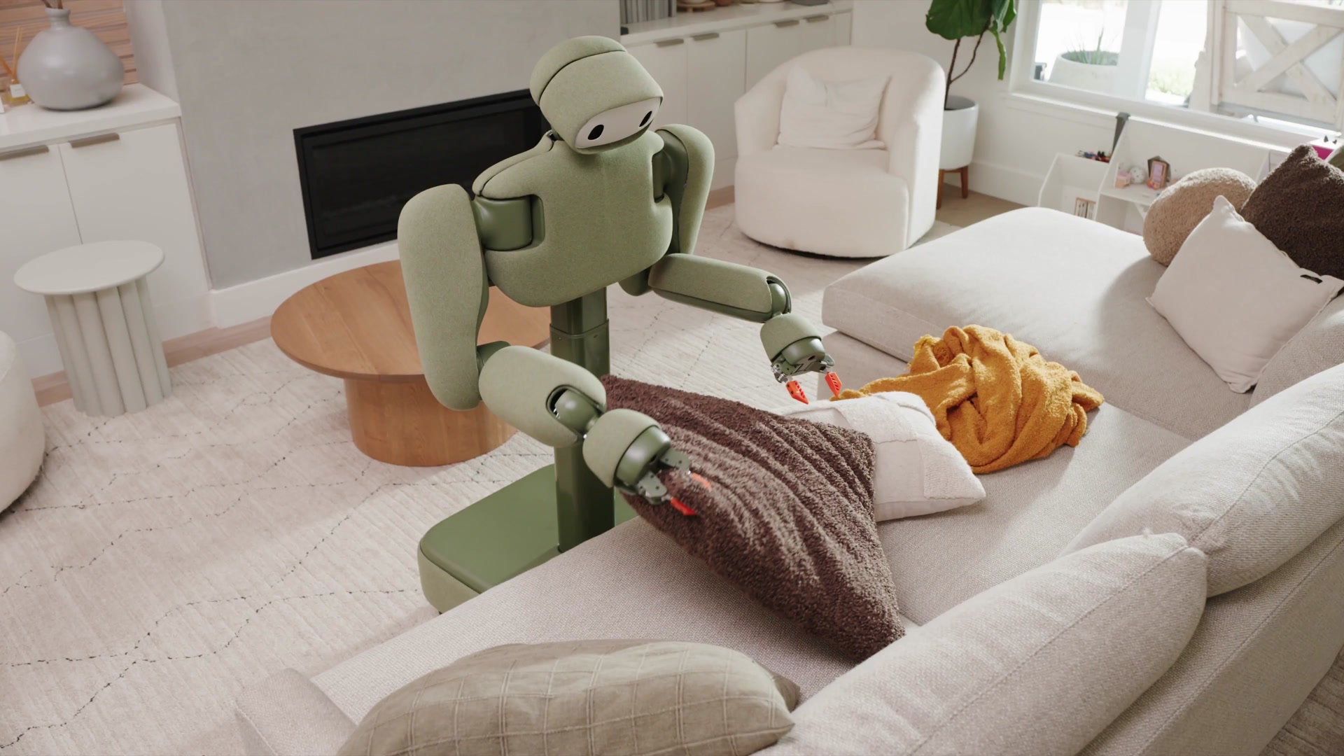Isaac beugt seinen Oberkörper über eine Couch und greift mit beiden Armen eine Decke, um sie zu ordnen