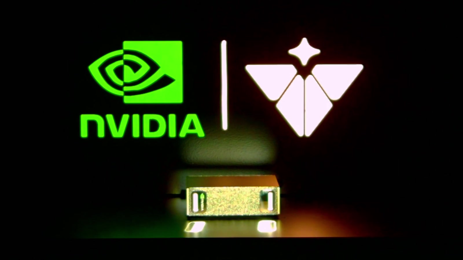 Dunkle Bühnengrafik: das grüne NVIDIA-Logo und das weiße Rauten-Logo von Valar Atomics nebeneinander, darunter ein orange leuchtendes Reaktor-Modul.